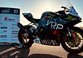 Selbst unebene Flächen wie bei Motorrädern bekleben wir lückenlos